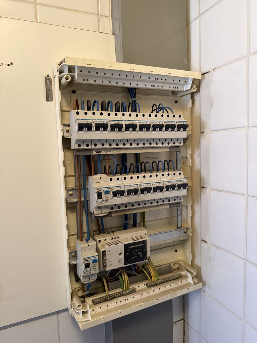 Vernieuwde zekeringkast met automaten en differentieelschakelaars