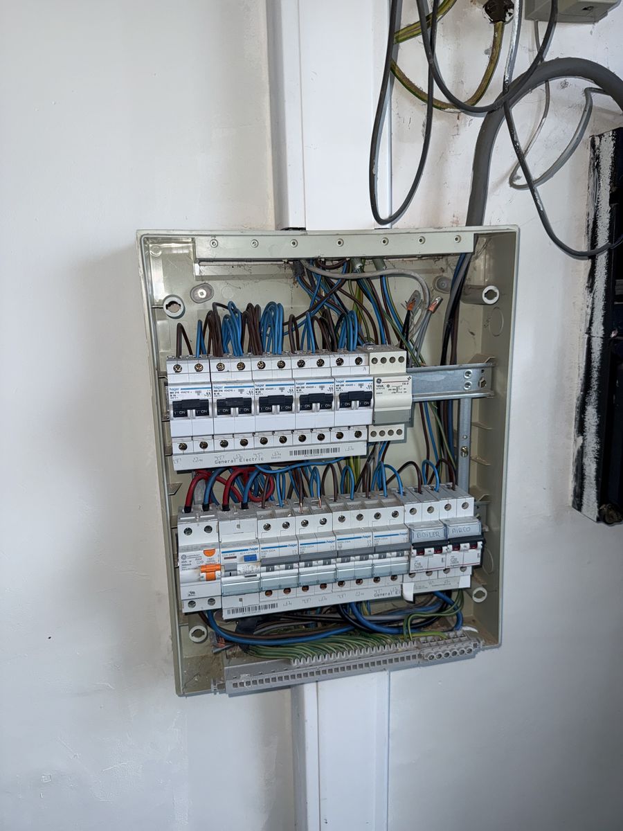 Vernieuwde zekeringkast met nette bedrading